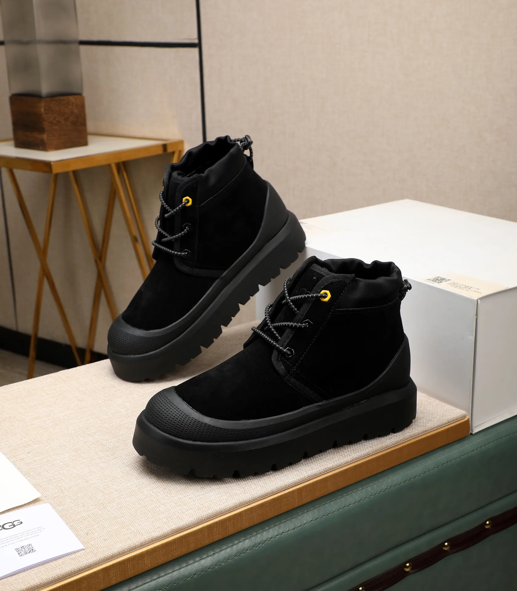 Men's shoes 💰580 (same style for men and women) Please pay attention to the quality of the original order and compare the thickness of the wool 🏮🏮The popular UGG is from Australia's warm luxury brand men's shoes, the official website is synchronized, Beckham men's style..., made of imported first-layer waxed cowhide, waxed toe cap, Australian real wool velvet lining Carefully sewn...Imported rubber Martin boots outsoles (comfortable, soft and wear-resistant). I really like the quality..Exquisite workmanship. You won't be able to put it down at first sight. Sizes 35-44
